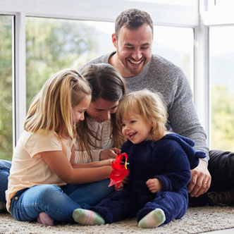 Famille heureuse dans maison neuve